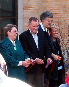 Nichols Fieldhouse decication. Franklin, Daley, Preckwinkle and Vaske cut he ribbon.