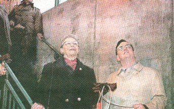 Theresa and John McDermott unveil the plaque honoring John A . McDermott, Sr. and the Kenwood Communter's Association